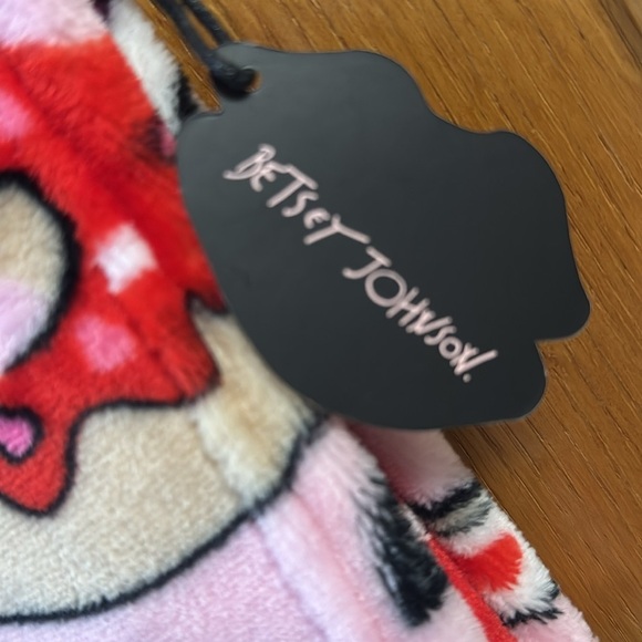 Betsey Johnson Pink Heart shaped Donut Print blanket throw Valentines 50”x 70” - Picture 4 of 7